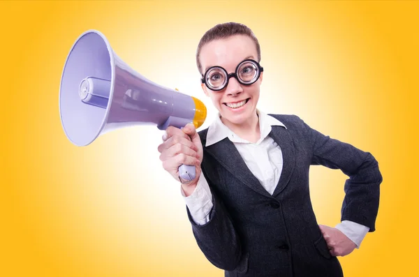 Jonge vrouw met luidspreker — Stockfoto