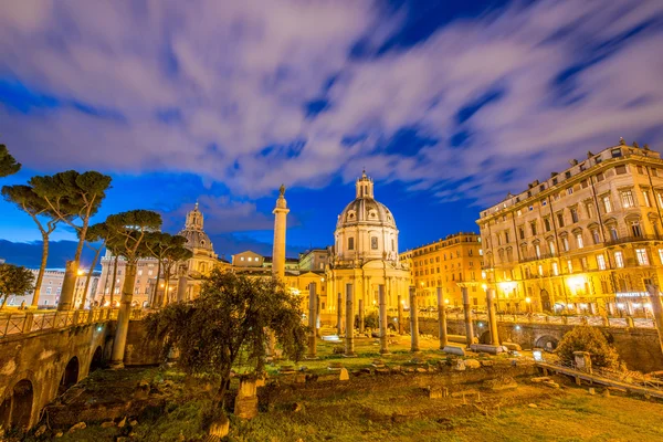 Римские руины в вечерние часы в Риме Италия — стоковое фото