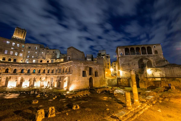 Roman ruines during evening hours in Rome Italy — Stock Photo, Image