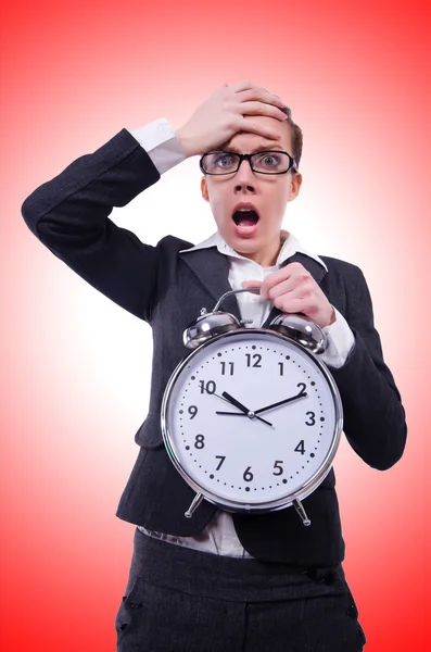 Femme d'affaires avec horloge géante — Photo