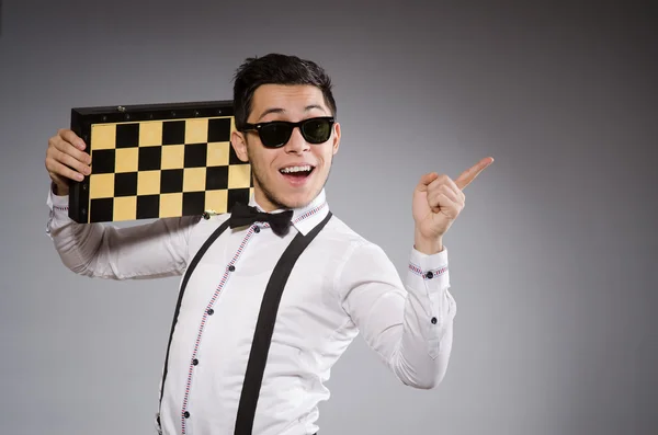 Jogador de xadrez engraçado com bordo — Fotografia de Stock