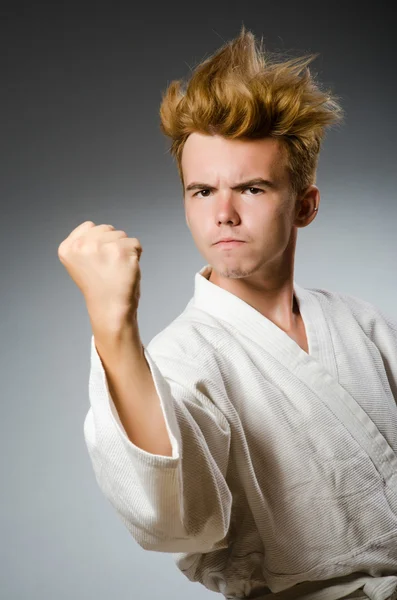 Lustige Karate-Kämpferin im weißen Kimono — Stockfoto