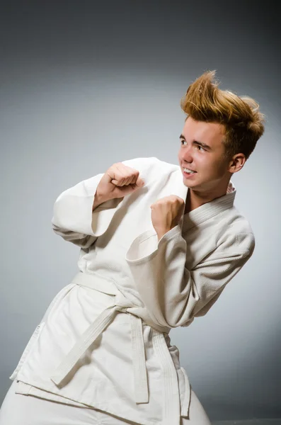Legrační karate bojovník v bílém kimonu — Stock fotografie