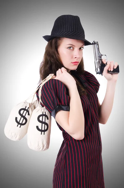 Vrouw gangster met pistool — Stockfoto