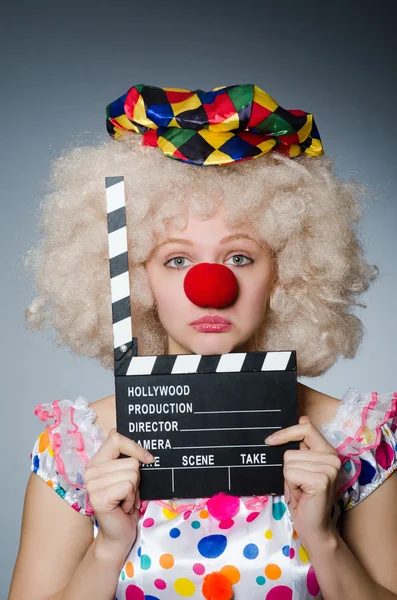 Clown med film clapper styrelse — Stockfoto