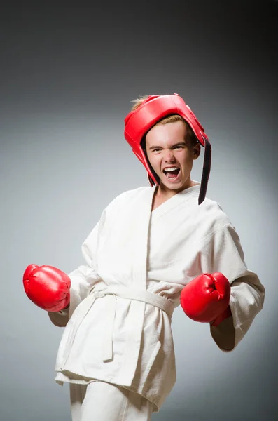 Boxeador divertido contra fondo oscuro —  Fotos de Stock