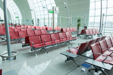 Havaalanında kırmızı sandalyeler.