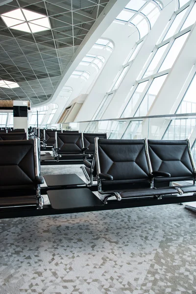 Krzesła czarny na lotnisku — Zdjęcie stockowe