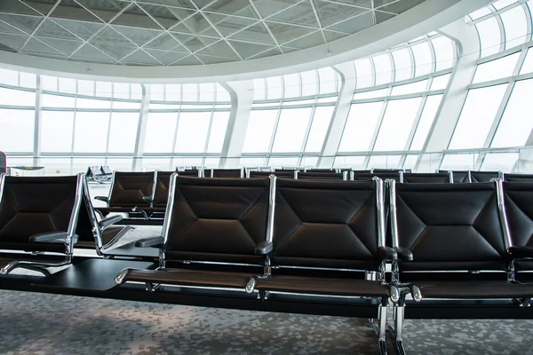 Sillas negras en el aeropuerto — Foto de Stock