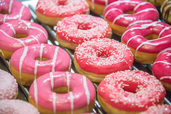 Doce donuts dispostos em exibição — Fotografia de Stock