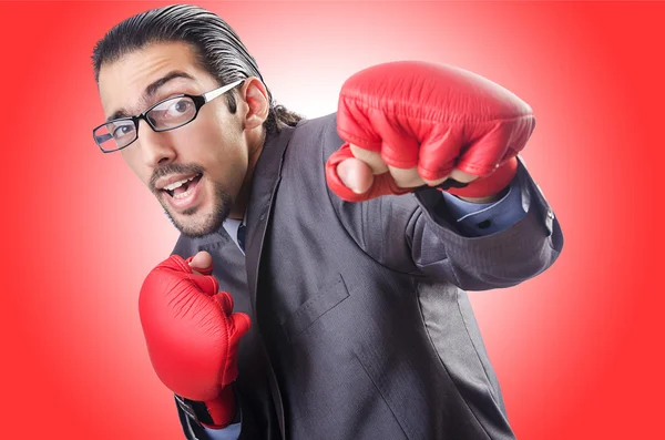 Uomo d'affari divertente con i guanti da boxe — Foto Stock