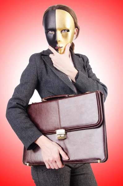Femeia cu mască în conceptul de ipocrizie — Fotografie, imagine de stoc