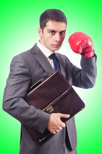 ボクシンググローブを着た若いビジネスマンが — ストック写真