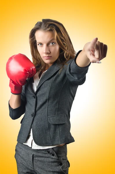 Giovane donna d'affari nel concetto di boxe — Foto Stock