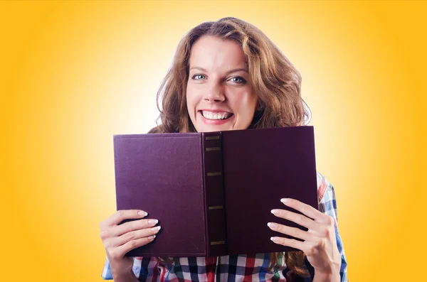 Jovem estudante com livro — Fotografia de Stock