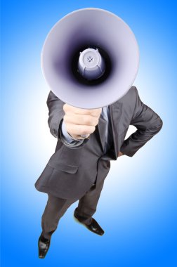 man schreeuwen en schreeuwen met luidspreker