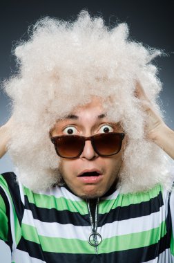 Afro saç modeli ile komik adam