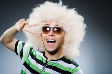 Afro saç modeli ile komik adam