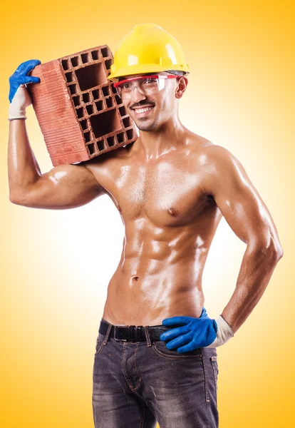 Construtor muscular com tijolos — Fotografia de Stock