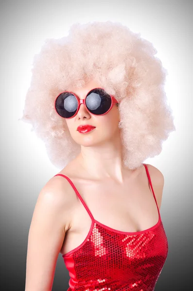 Süße Frau mit Afro-Perücke — Stockfoto