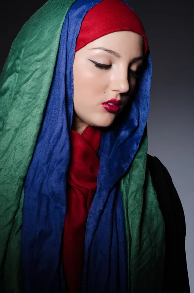 Jeune femme avec foulard — Photo