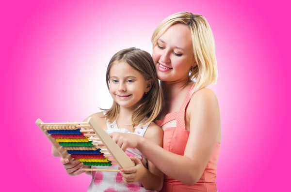 Moeder en dochter met abacus — Stockfoto