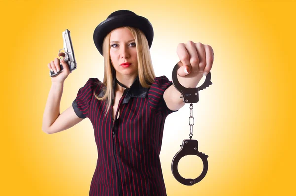 Gangster donna con pistola contro il gradiente — Foto Stock