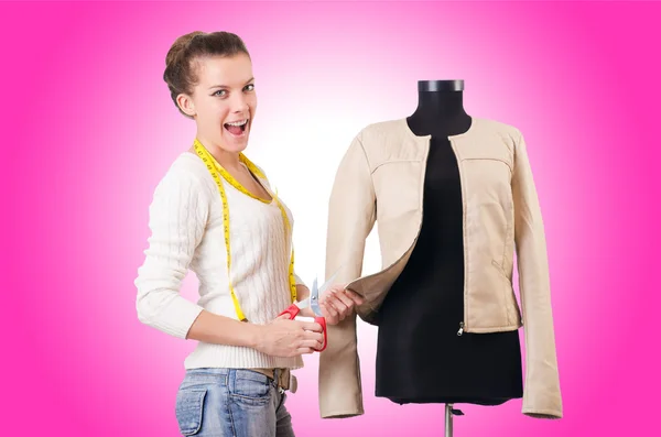 Mujer sastre trabajando en vestido — Foto de Stock