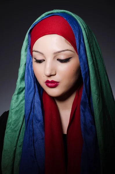 Portrait de la jeune femme avec foulard — Photo