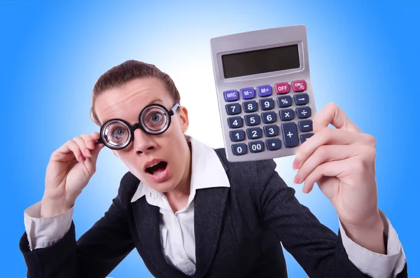 Nerd vrouwelijke boekhouder met calculator — Stockfoto