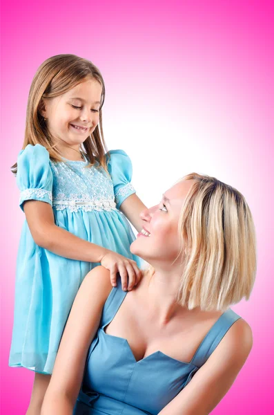 Feliz mamá y su hija contra el gradiente — Foto de Stock