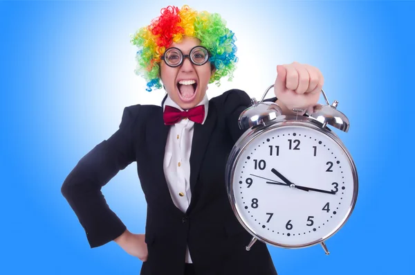 Lustiger Clown gegen das Gefälle — Stockfoto