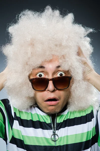 Homem engraçado com penteado afro — Fotografia de Stock