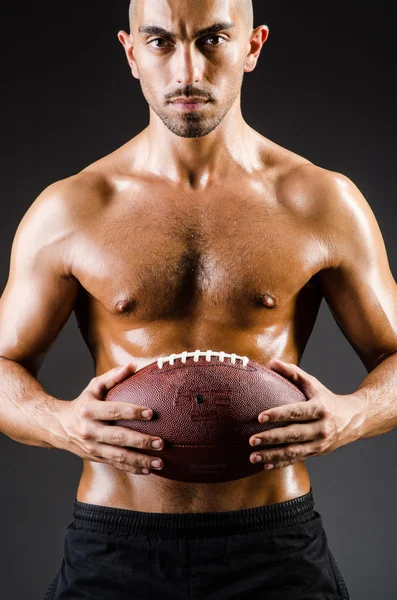 Muskulöser Fußballspieler — Stockfoto