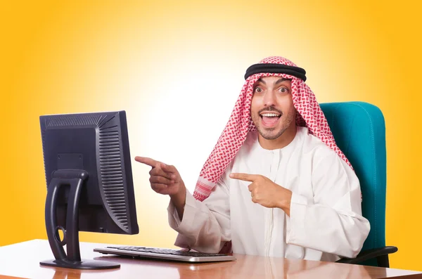 Hombre de negocios árabe trabajando en la computadora — Foto de Stock