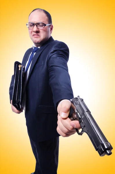 Uomo d'affari con pistola contro il gradiente — Foto Stock
