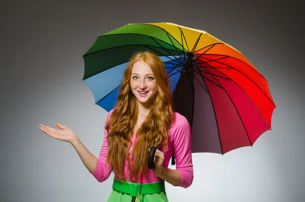 Mulher segurando guarda-chuva colorido — Fotografia de Stock