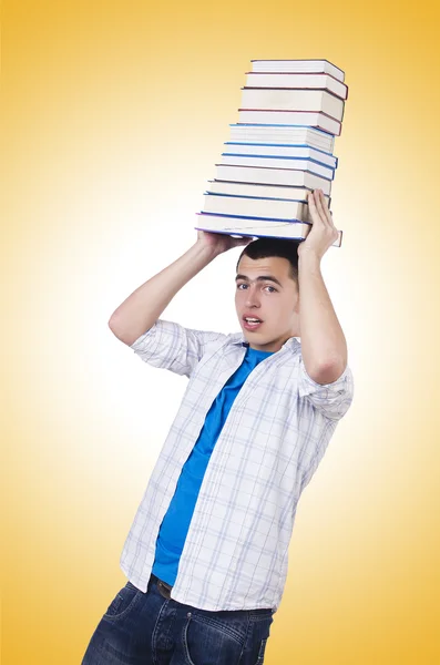 Student met een heleboel boeken tegen het verloop — Stockfoto