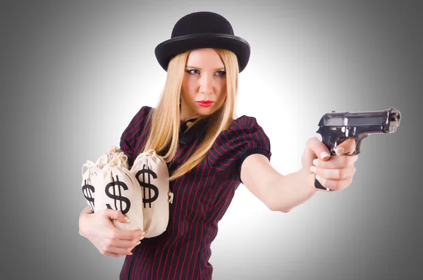 Женщина-гангстер с оружием и деньгами — стоковое фото