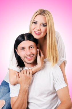 Birbirine aşık iki erkek ve kadın.