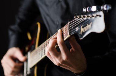 Konser sırasında gitarlı adam