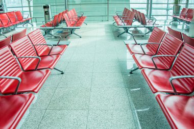 Havaalanında kırmızı sandalyeler.