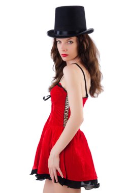 Kırmızı mini elbiseyle poz veren beyaz tenli kadın model.