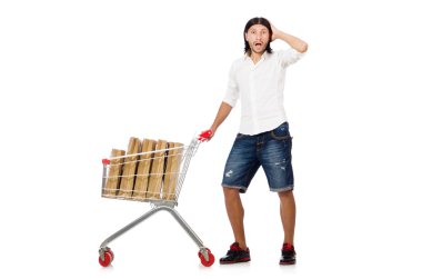 Süpermarket sepeti taşıyan bir adam beyaz üzerinde izole edilmiş.