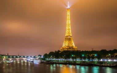 Paris 'teki Eyfel Kulesi