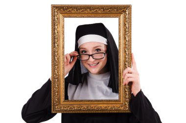 Çerçevesi beyaz olan genç rahibe