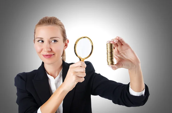 Mujer de negocios con monedas — Foto de Stock