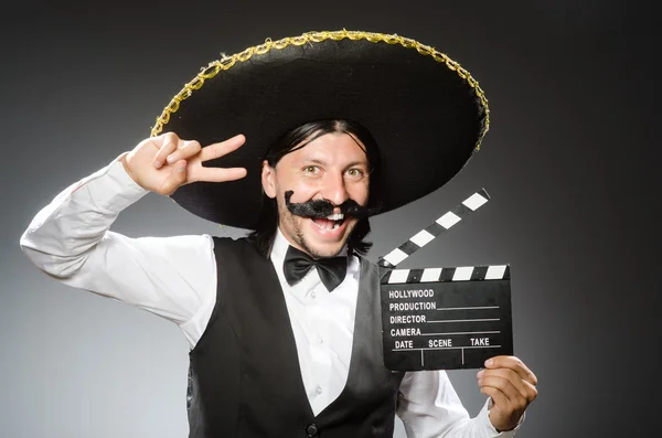 Hombre mexicano lleva sombrero — Foto de Stock