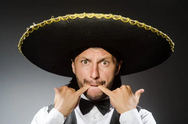Hombre mexicano lleva sombrero — Foto de Stock