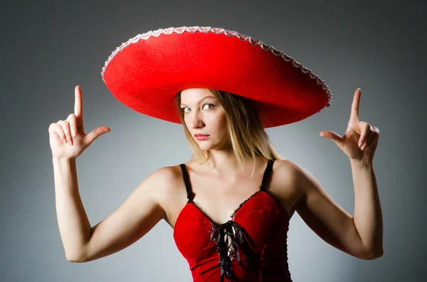 Donna con cappello sombrero — Foto Stock